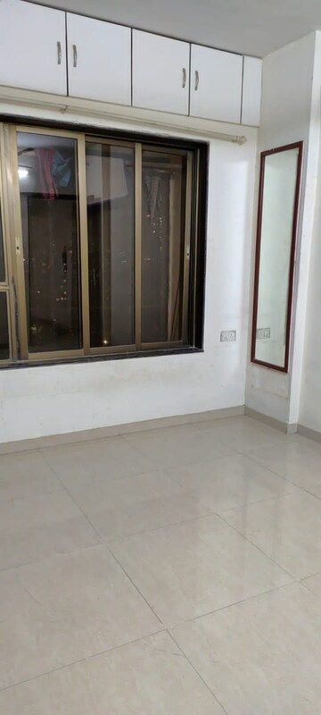 Room in 4 BHK Apartment at Kabra Hyde Park, Manpada – for Rent