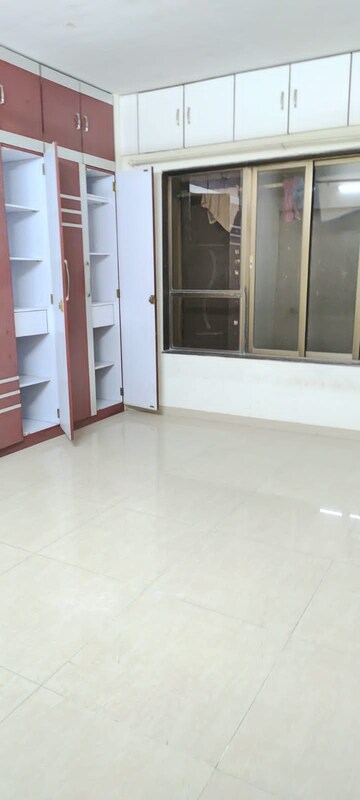 Room in 4 BHK Apartment at Kabra Hyde Park, Manpada – for Rent