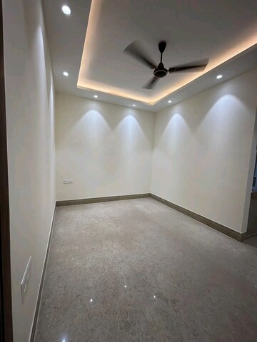 Room in 3 BHK Apartment at Sector 1 Greater Noida – for Sale