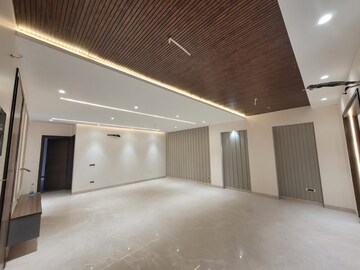 Room in 4 BHK Apartment at DLF Windsor Court, Dlf Phase iv – for Rent
