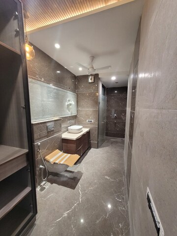 Bathroom in 4 BHK Apartment at DLF Windsor Court, Dlf Phase iv – for Rent