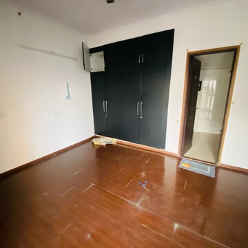 Room in 2 BHK Apartment at Gardenia Golf City, Noida Central – for Rent