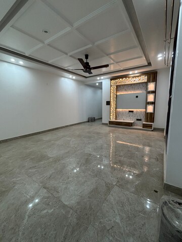 Room in 3 BHK Builder Floor at Vasant Kunj – for Sale