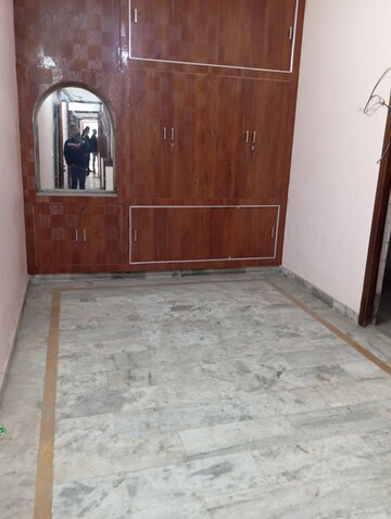Furnished Amenities in 2.5 BHK Builder Floor at Krishna Nagar – for Rent