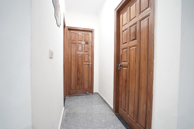 Room, sector 76 Pg For Boys & Girls In Sector 76 8109904