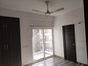 Room in 4 BHK Apartment at Sector 16c Greater Noida – for Sale