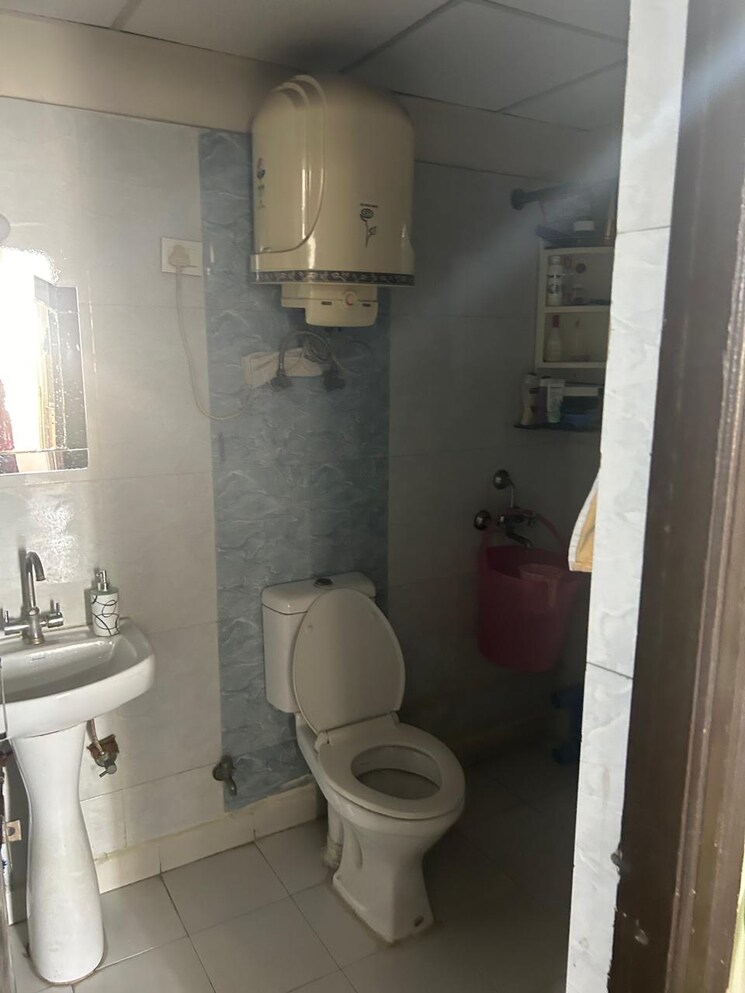 Bathroom, gardenia-glamour 3 Bedroom 1550 Sq.Ft. Apartment In Vasundhara Sector 3 Ghaziabad 8110032