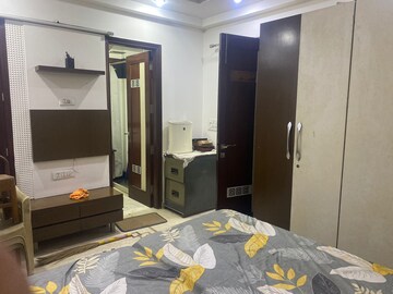 Room in 3 BHK Builder Floor at Nirman Vihar – for Rent