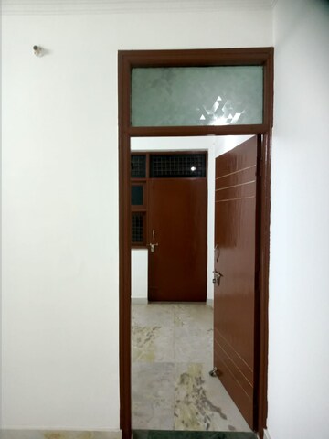 Furnished Amenities in 2 BHK Builder Floor at Nirman Vihar – for Rent