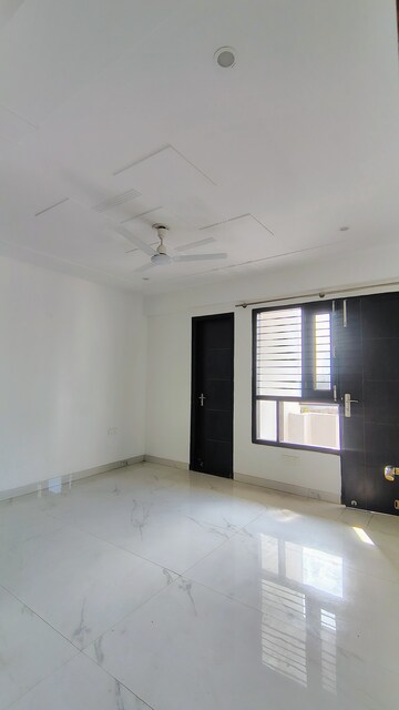 Room in 3 BHK Builder Floor at M3M Atrium, Sector 57 – for Rent