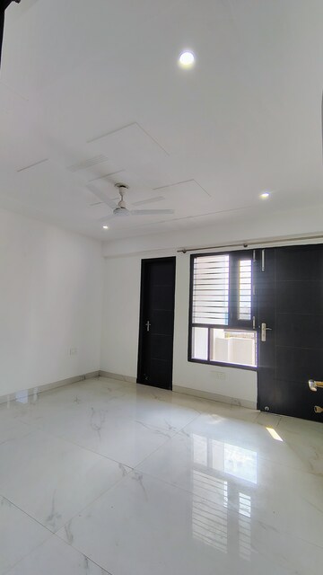 Room in 3 BHK Builder Floor at M3M Atrium, Sector 57 – for Rent