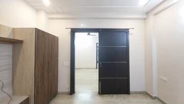 Room in 3 BHK Builder Floor at RWA Residential Society Sector 46, Sector 46 – for Rent