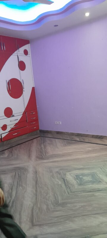 Room in 5 BHK Independent House at Sainik Farm – for Sale