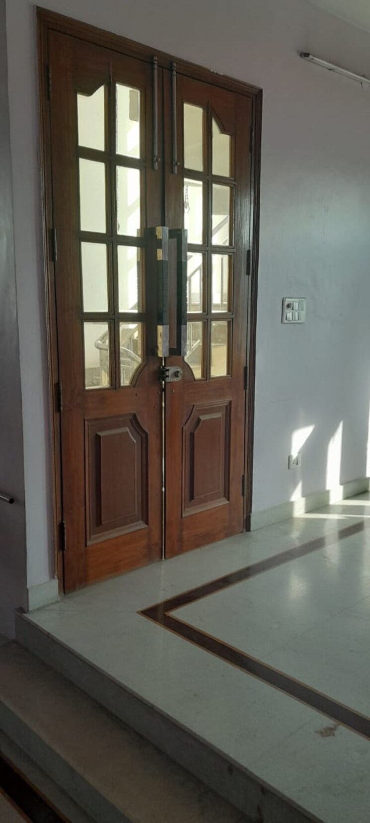 Room, sainik farm 5 Bedroom 2850 Sq.Ft. Independent House In Sainik Farm Delhi 8110286