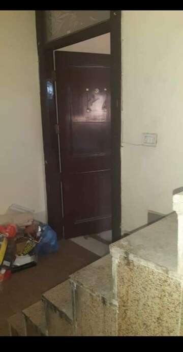Furnished Amenities in 1 BHK Builder Floor at Shalimar Bagh – for Rent