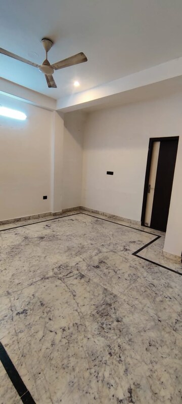 Room in 2 BHK Builder Floor at Sector 52 – for Rent