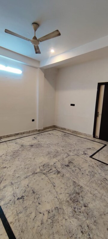 Room in 2 BHK Builder Floor at Sector 52 – for Rent