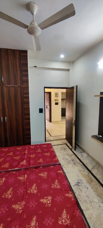 Room in 2 BHK Builder Floor at Sector 52 – for Rent
