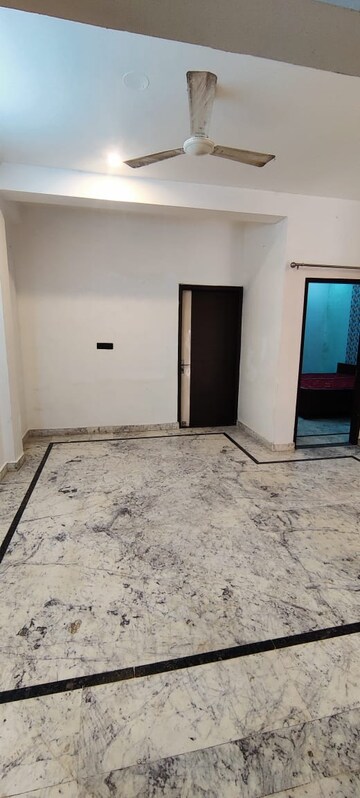 Room in 2 BHK Builder Floor at Sector 52 – for Rent