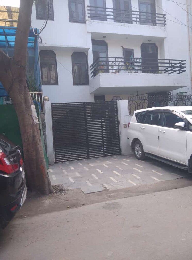  Parking, sector 82 6+ Bedroom 250 Sq.Mt. Independent House In Sector 82 Noida 8110498