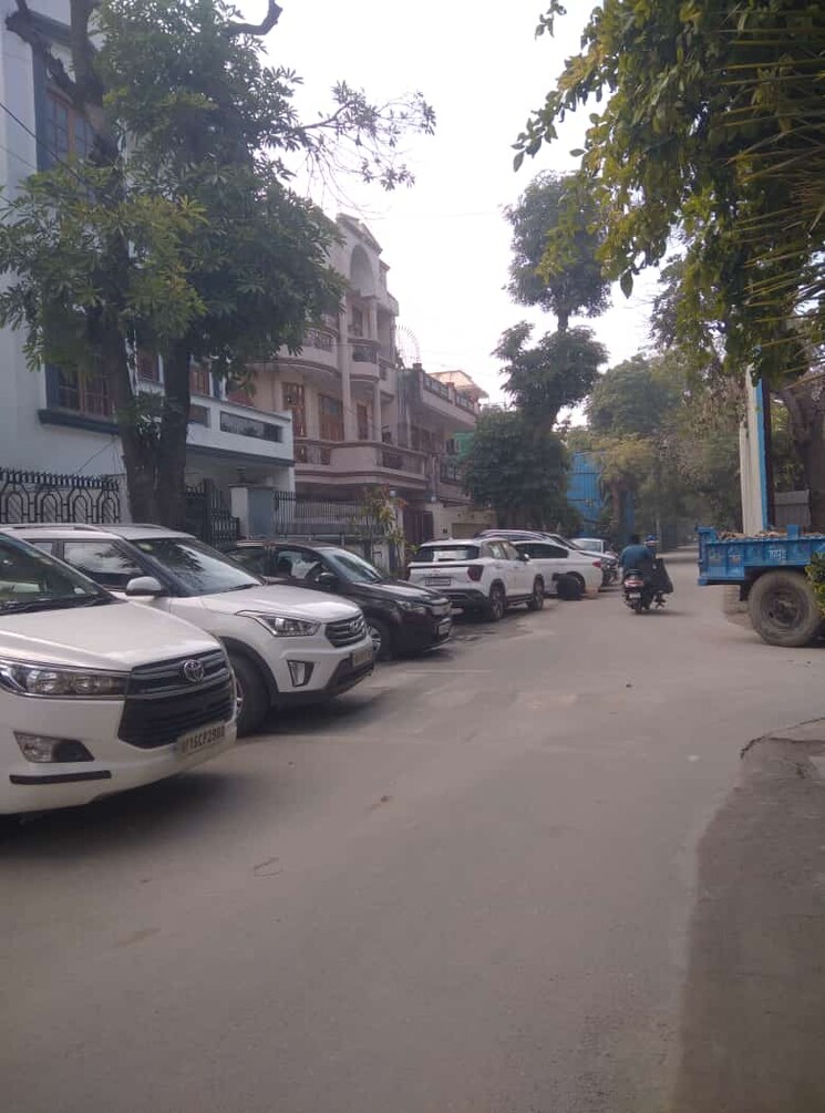  Parking, sector 82 6+ Bedroom 250 Sq.Mt. Independent House In Sector 82 Noida 8110498