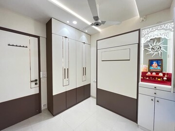 Room in 2 BHK Apartment at Kalpataru Paramount, Kapur Bawdi – for Rent