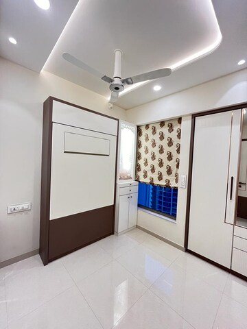 Room in 2 BHK Apartment at Kalpataru Paramount, Kapur Bawdi – for Rent