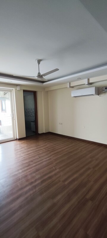 Room in 3 BHK Builder Floor at Empire Floors, Sector 57 – for Rent