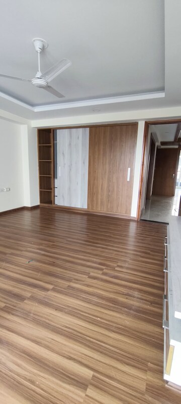 Room in 3 BHK Builder Floor at Empire Floors, Sector 57 – for Rent