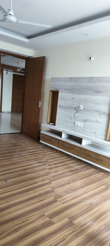 Room in 3 BHK Builder Floor at Empire Floors, Sector 57 – for Rent