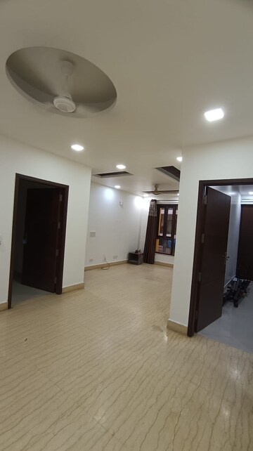 Room in 3 BHK Builder Floor at Empire Floors, Sector 57 – for Rent
