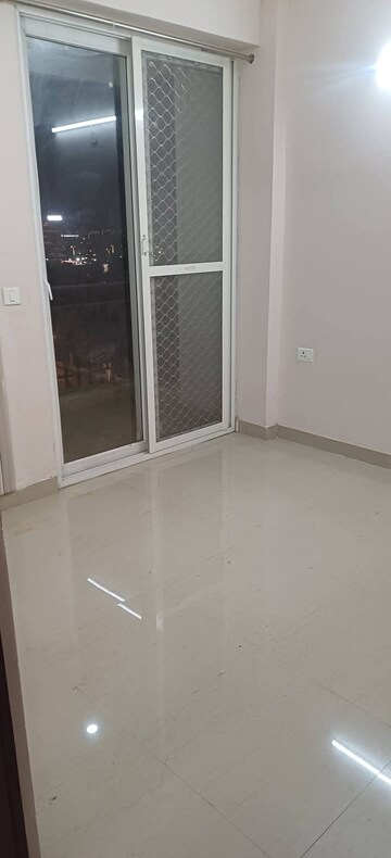Room in 2 BHK Apartment at Amrapali Golf Homes, Sector 4, Greater Noida – for Sale