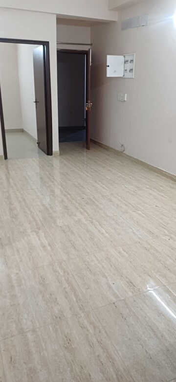 Room in 2 BHK Apartment at Amrapali Golf Homes, Sector 4, Greater Noida – for Sale
