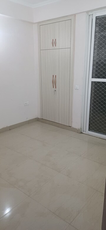 Room in 3 BHK Apartment at Amrapali Golf Homes, Sector 4, Greater Noida – for Sale