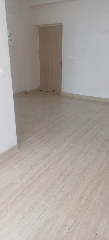 Room in 3 BHK Apartment at Amrapali Golf Homes, Sector 4, Greater Noida – for Sale