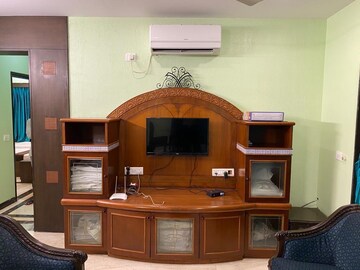 Furnished Amenities in 3 BHK Apartment at Shivtirth CHS Bandra, Bandra East – for Rent