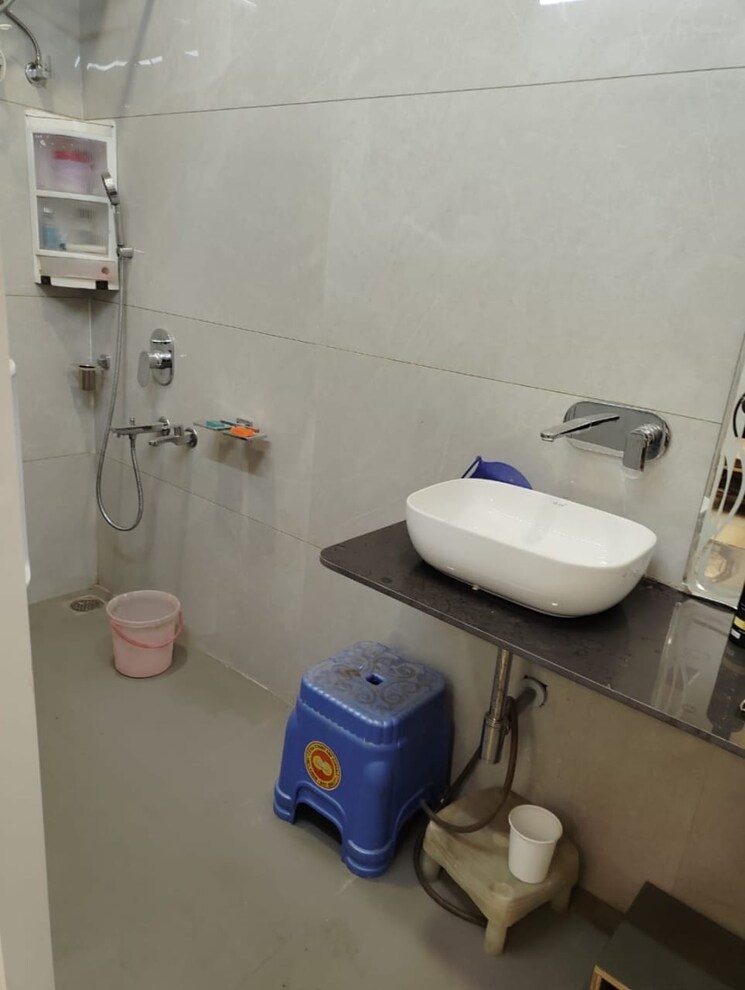 Bathroom, paschim vihar 2 Bedroom 70 Sq.Yd. Builder Floor In Paschim Vihar Delhi 8110705