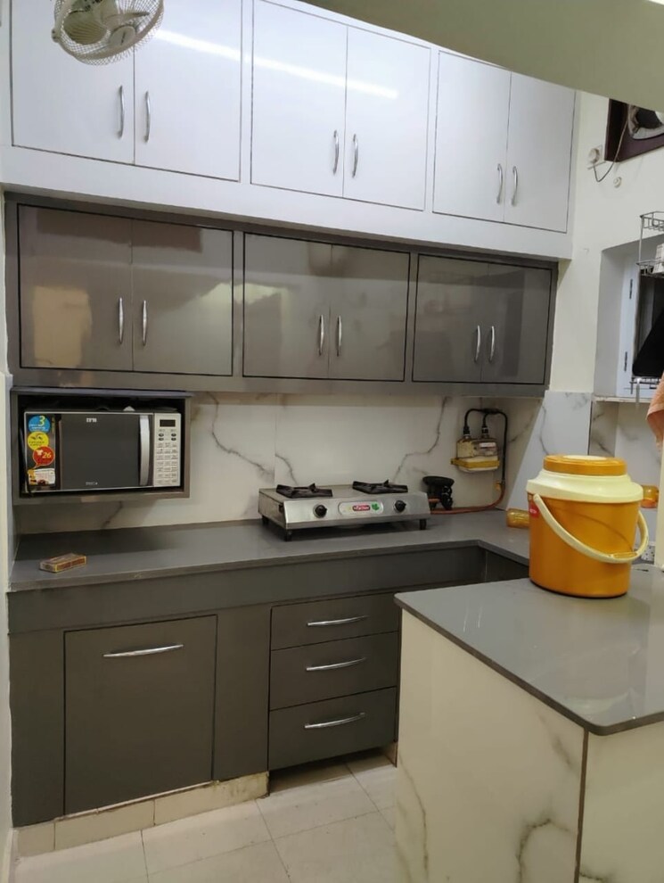 Kitchen, paschim vihar 2 Bedroom 70 Sq.Yd. Builder Floor In Paschim Vihar Delhi 8110705