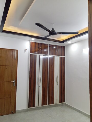 Furnished Amenities in 2.5 BHK Builder Floor at Krishna Nagar – for Rent