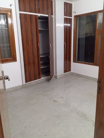 Furnished Amenities in 2.5 BHK Builder Floor at Krishna Nagar – for Rent