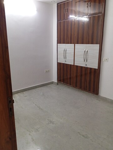 Room in 2.5 BHK Builder Floor at Krishna Nagar – for Rent