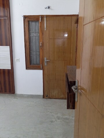 Furnished Amenities in 2.5 BHK Builder Floor at Krishna Nagar – for Rent