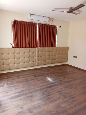 Room in 4 BHK Villa at Unishire Esplanade, Thanisandra Main Road – for Rent