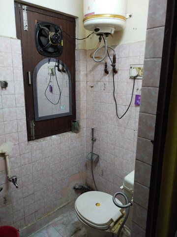 Master Bedroom in 1 BHK Builder Floor at Chittaranjan Park – for Rent