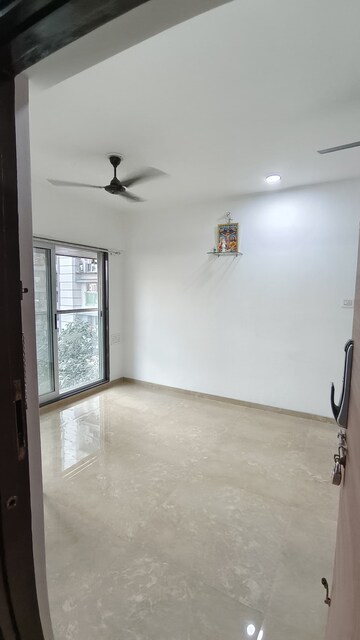 Room in 2 BHK Apartment at Bhoomi Classic, Malad West – for Rent