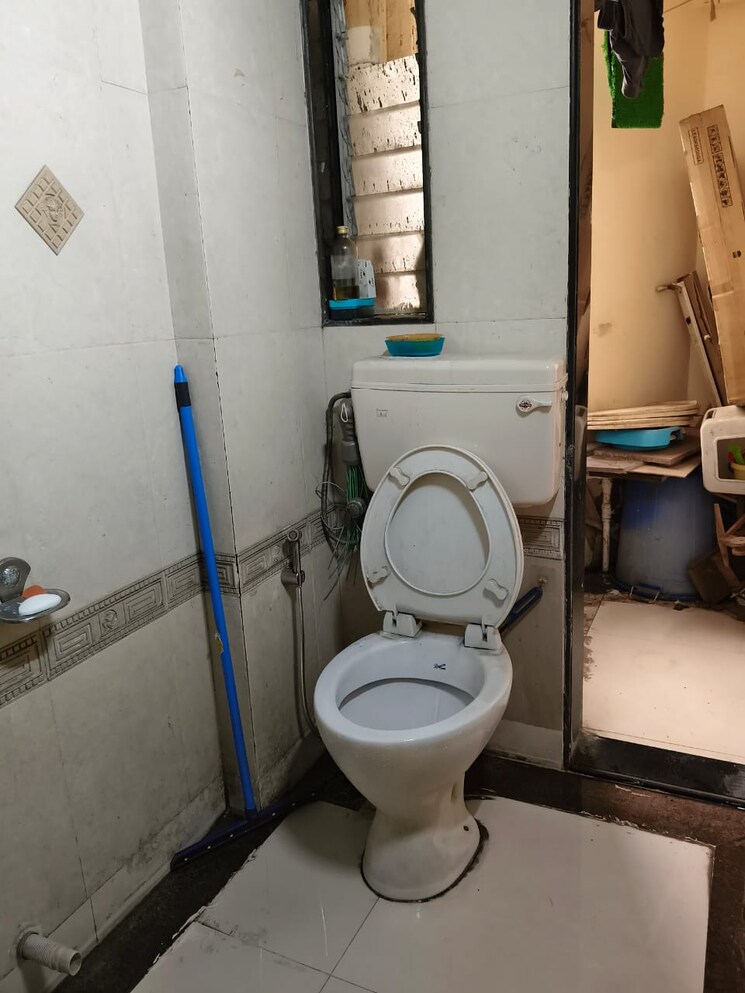 Bathroom, chaya-building 1 RK 220 Sq.Ft. Apartment In Parel Mumbai 8110952