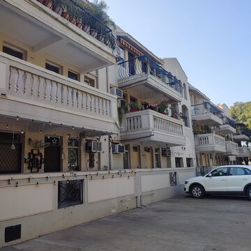 3 BHK Apartment – Exterior View View at DLF Exclusive Floors, Sector 53 - for Rent