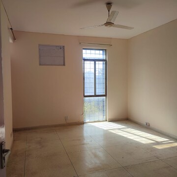 Room in 3 BHK Apartment at DLF Exclusive Floors, Sector 53 – for Rent