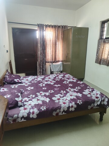 Bedroom in Studio Apartment at Varun Enclave, Sector 28 – for Rent