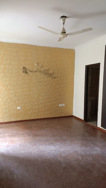 Room in 3 BHK Apartment at Amrapali Silicon City, Sector 76 – for Rent